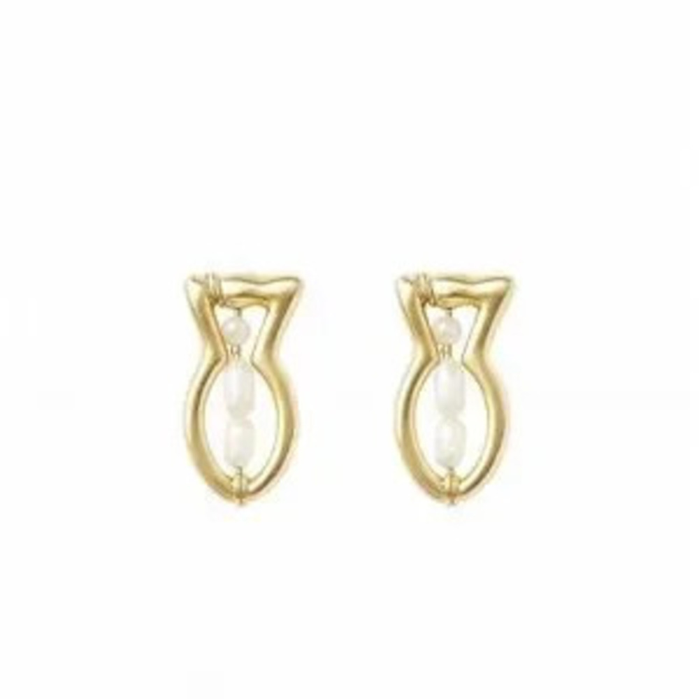 Elegant Minimalist Gold and Pearl Earrings